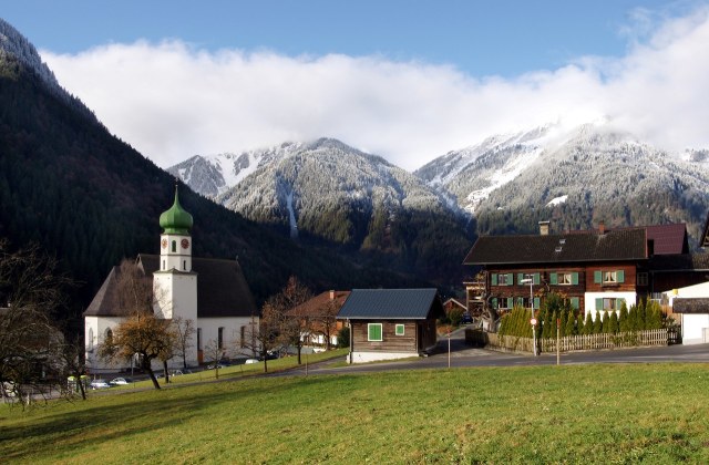 Sankt Gallenkirch met half besneeuwde bergen